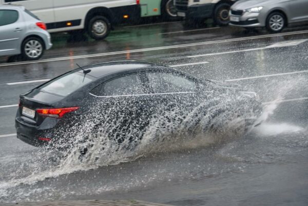 Resiko mengemudi mobil saat hujan