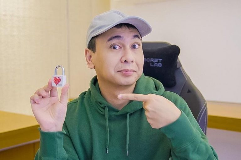 Raditya Dika: Profil, Biografi, Fakta Terkini - Qoala Indonesia