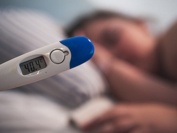 Seorang Anak yang Diukur Suhu Tubuhnya dengan Thermometer dan Mengalami Demam Tinggi Mendadak Mencapai 40 Derajat Celcius sebagai Ciri Demam Berdarah Dengue DBD