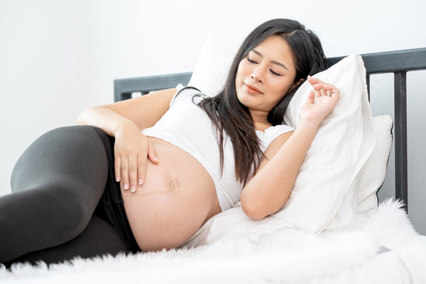 manfaat posisi tidur yang baik untuk ibu hamil