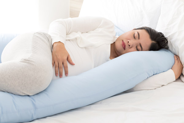posisi tidur yang baik untuk ibu hamil di trimester 1 sampai 3